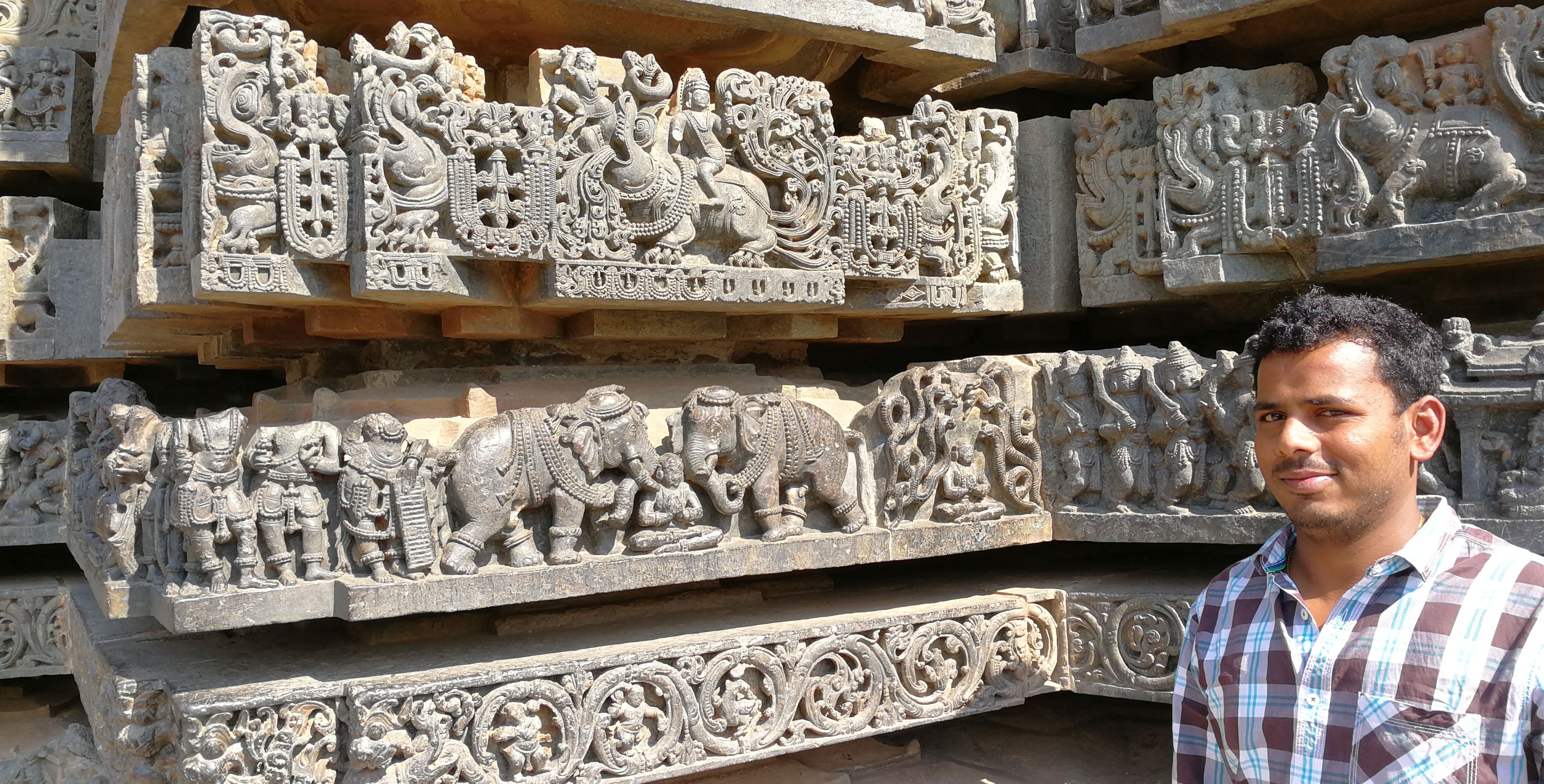 Hanumanth G im Hoysaleswara Tempel von Halebeedu / Hassan-Distrikt, Karnataka